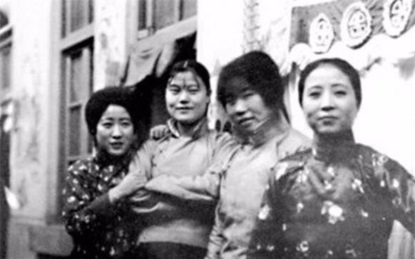 东北妇女回忆:“卖大炕”女子“工作”时,丈夫抱着孩子出门等候