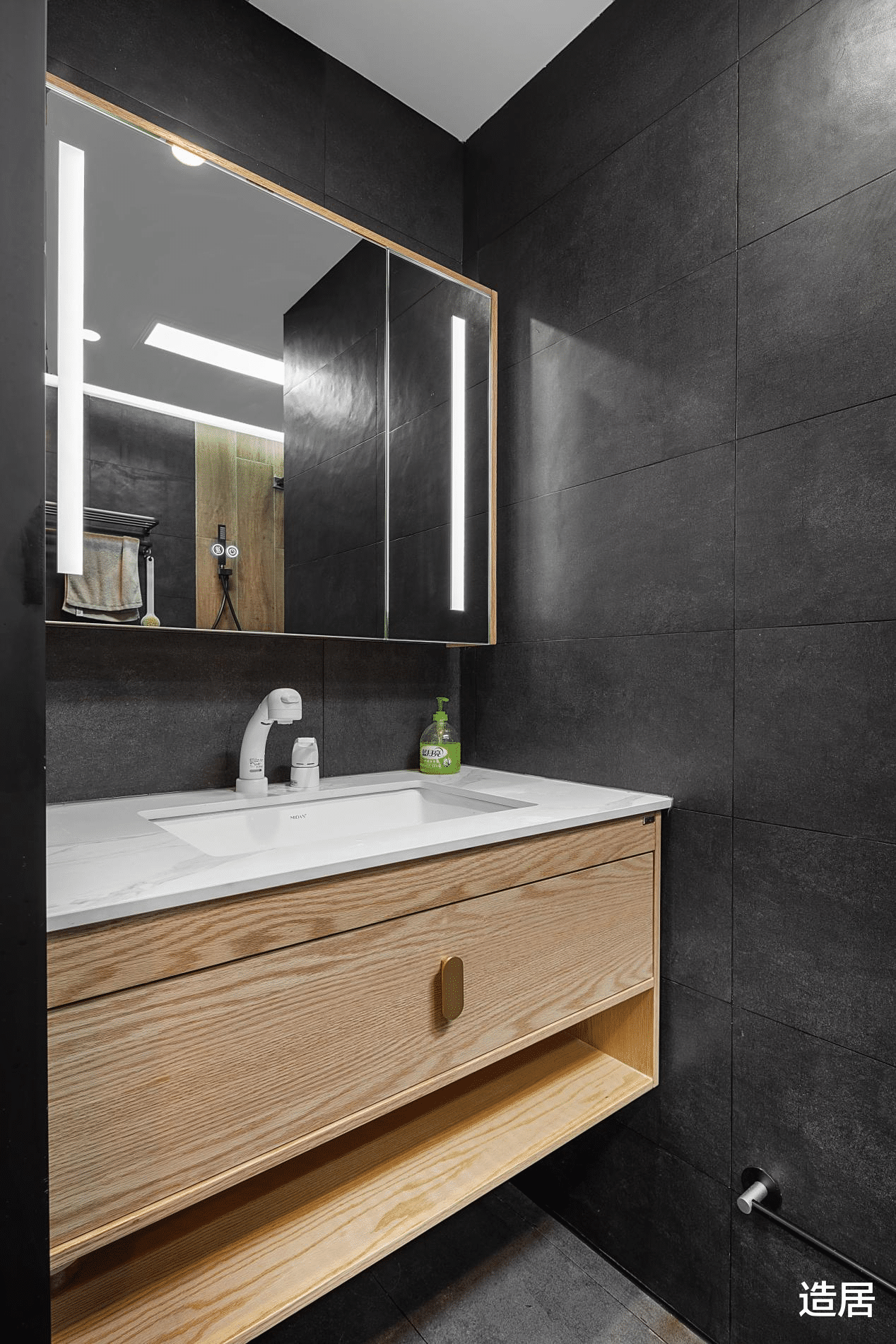 这套90㎡复式三居室,满屏皆是阳刚之气