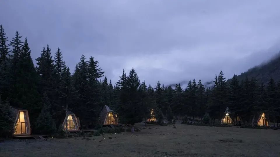 汉庭酒店|住进松潘这处特色民宿，与雪山对话，感受童话森林的魅力