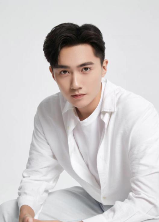 于正|欢娱影视签约新人，于正直言照片选得太丑，像陈晓又像朱一龙