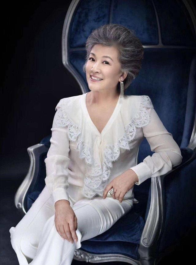 刘海 看到71岁宋春丽才明白:女人变老不用刻意掩饰,白发烫卷也挺高级