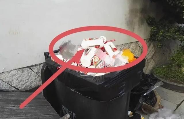 财运难挡!青岛一人捡纸箱,翻出8瓶“过期”茅台,隔天竟卖高价