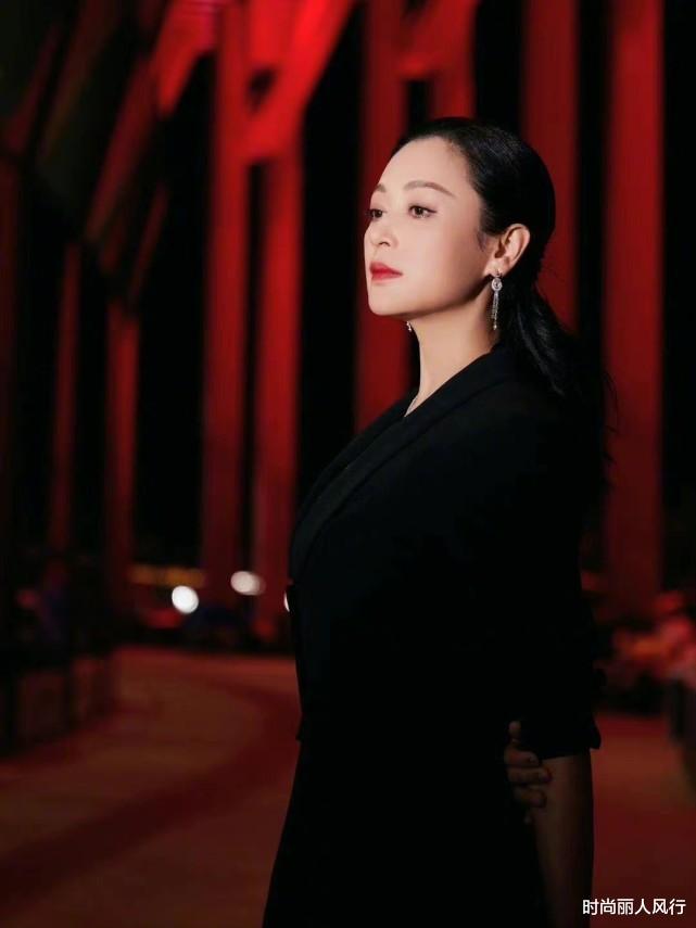 陈红|53岁陈红近照怎么老成这样？素颜亮相聚会不敢认，穿毛衣双眼无神