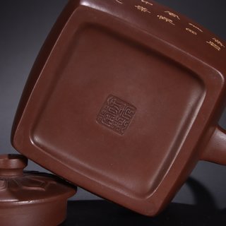 |旧藏-徐汉棠款老紫砂堆雕山水纹提梁壶