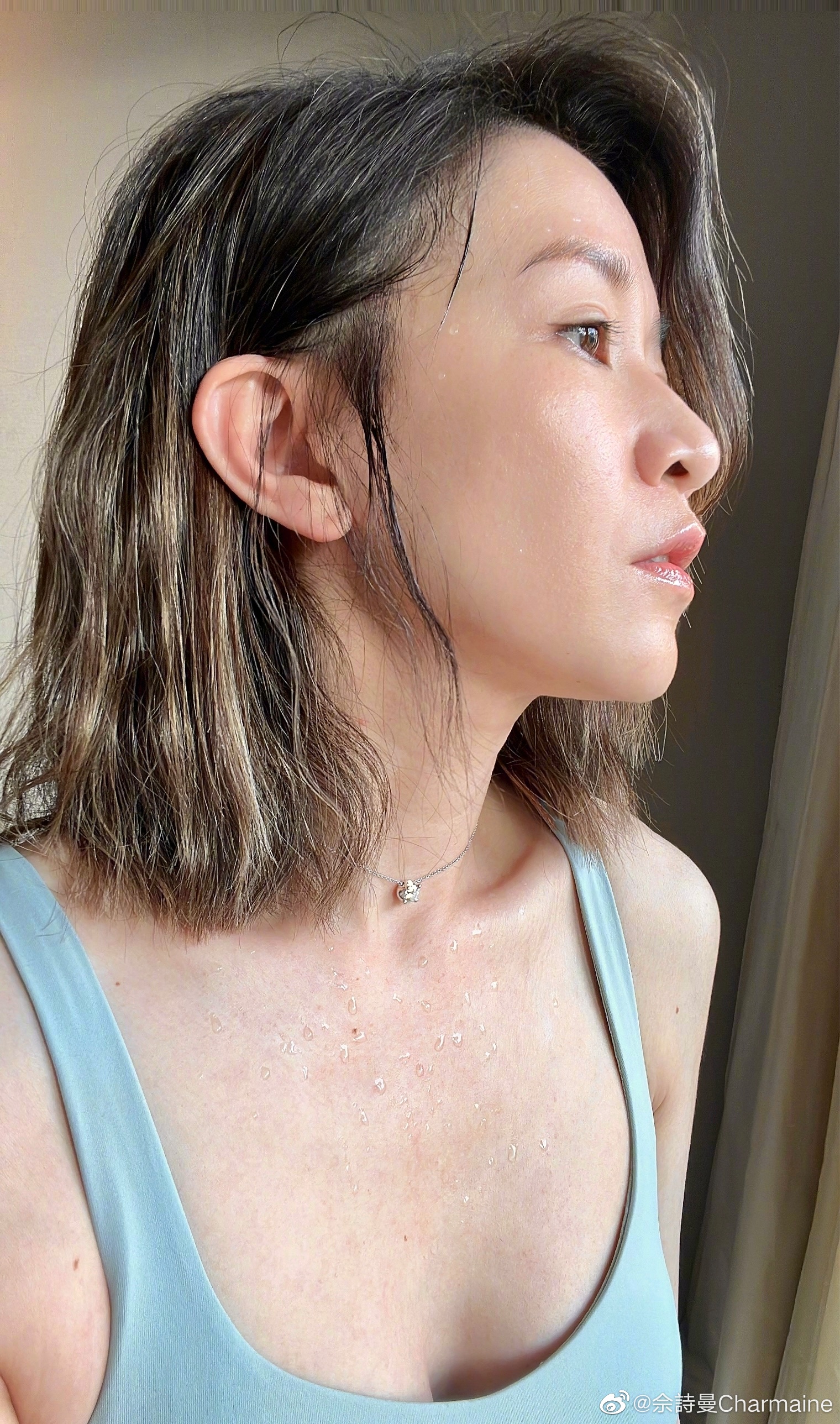 佘诗曼|47岁佘诗曼扎公主头现身跟平时披发差距大,我感觉她一下就变老了