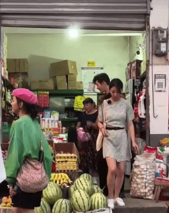 |43岁的殷桃穿着吊带裙出现在酒店！低领口大秀事业线，不施粉黛皮肤白嫩亮丽