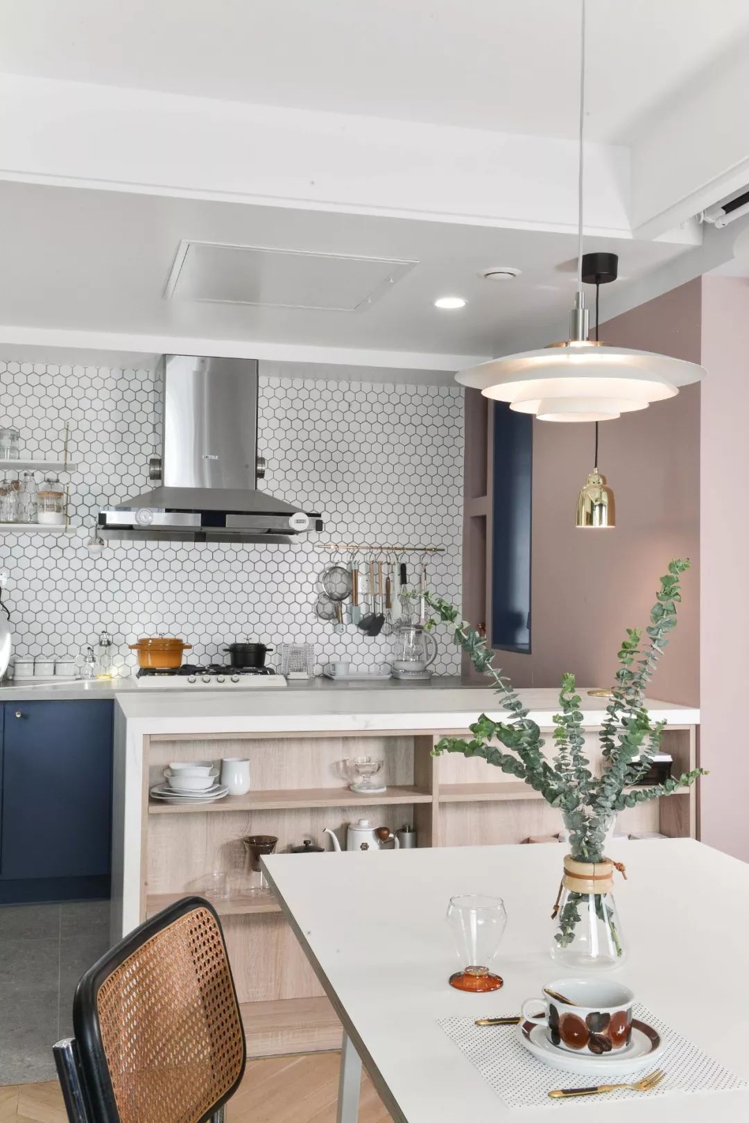 75平只做一个卧室,灰蓝配色超赞,另外一个卧室超隐秘猜都猜不到