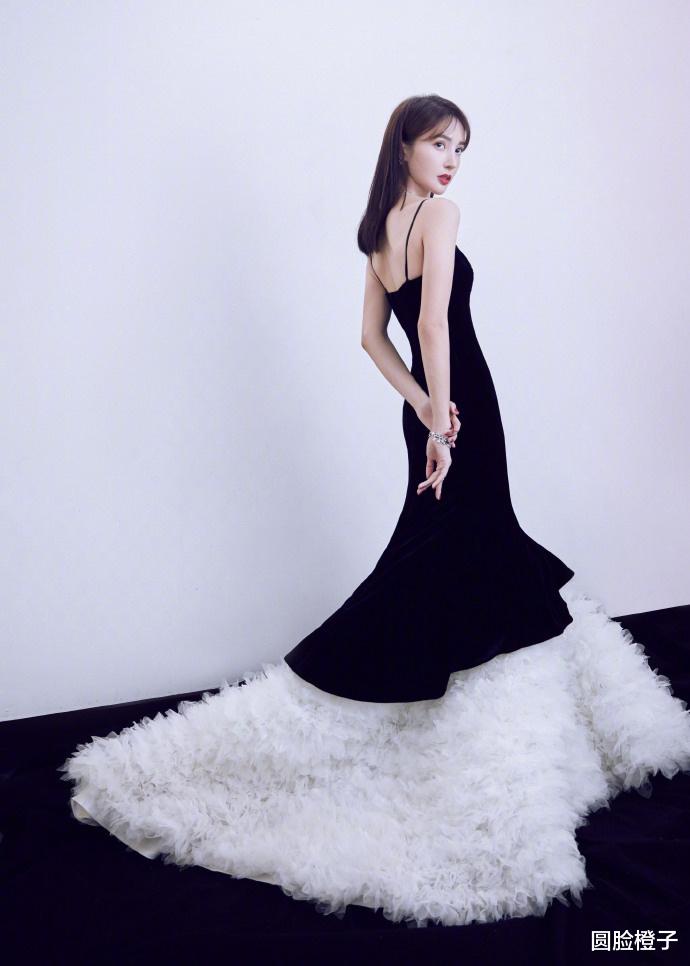 金晨身形挺拔如天鹅,一身黑色修身鱼尾裙亮相,美得让人心醉