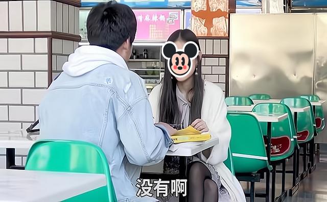 一男子去相亲,初次见面就捂住女方眼睛,被女方指责太过分