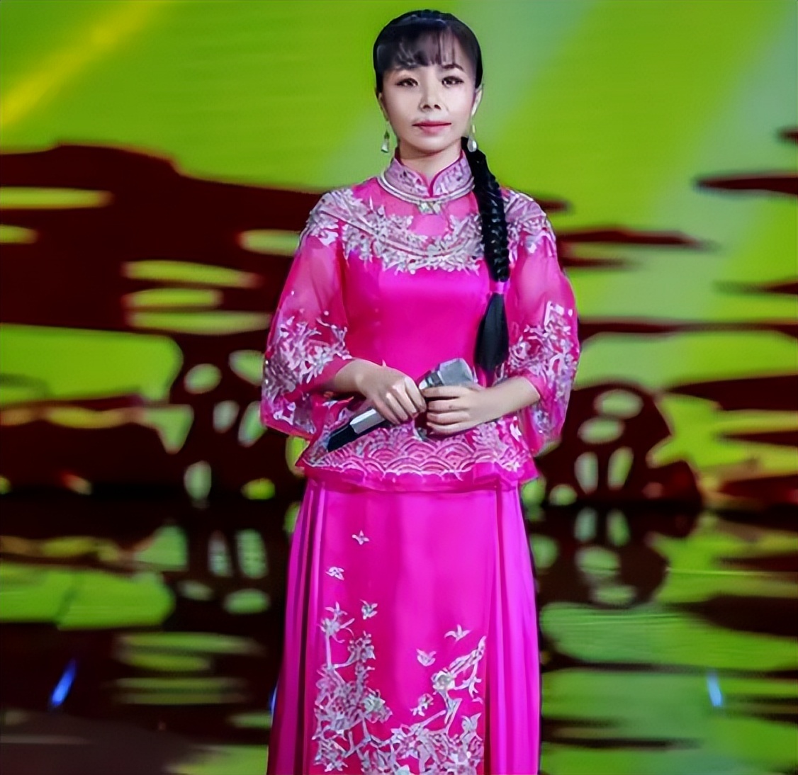 王二妮|王二妮: 22岁成名, 不忘初心嫁给农村初恋, 婚后被婆家宠成公主