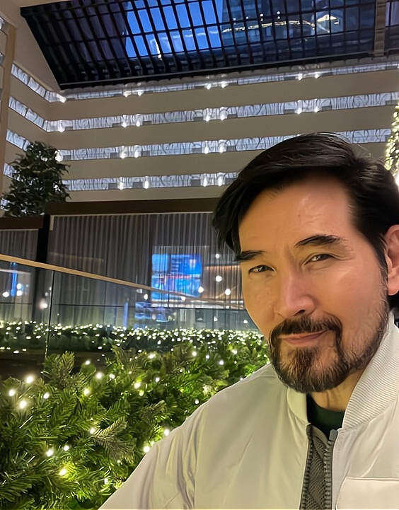 费翔|费翔晒照庆祝62岁生日，曾是80年代白马王子，至今未婚