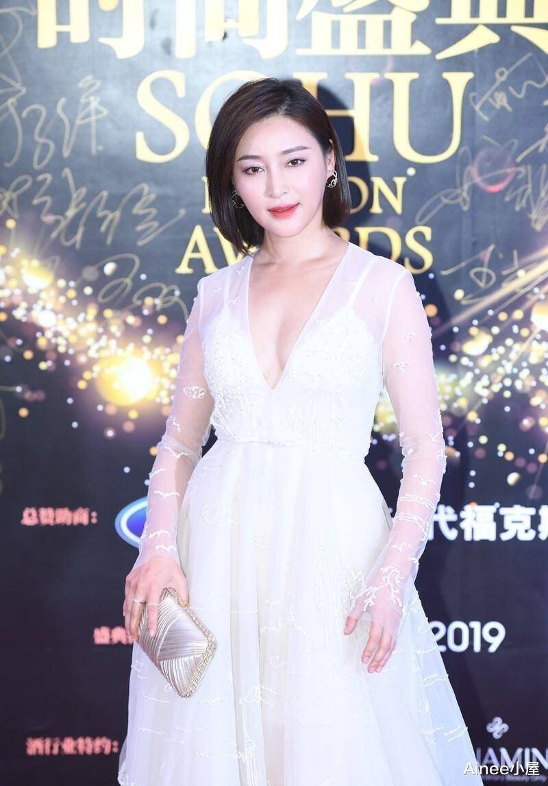 裂变 短发的甘婷婷挺清新的，但穿白裙显得有点胖，和普通人没啥差别