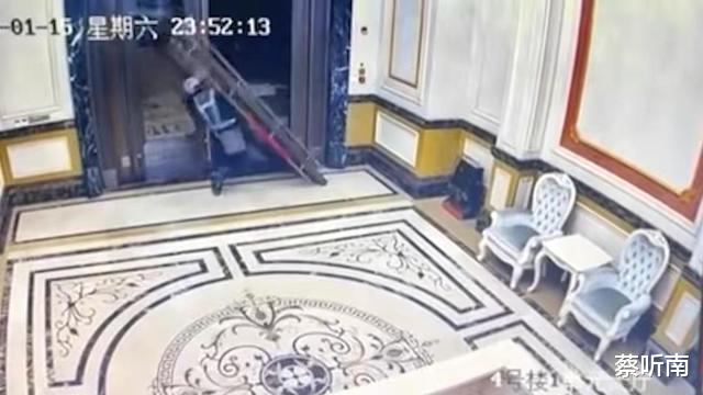 山东一代驾午夜被单元门砸倒不幸身亡，视频显示他曾有一线生机