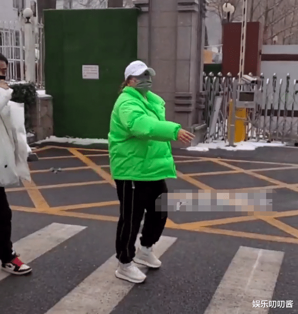 颖儿|40岁贾玲再次春晚彩排，绿衣抢眼像韩红，网友：不是大妈遛弯？