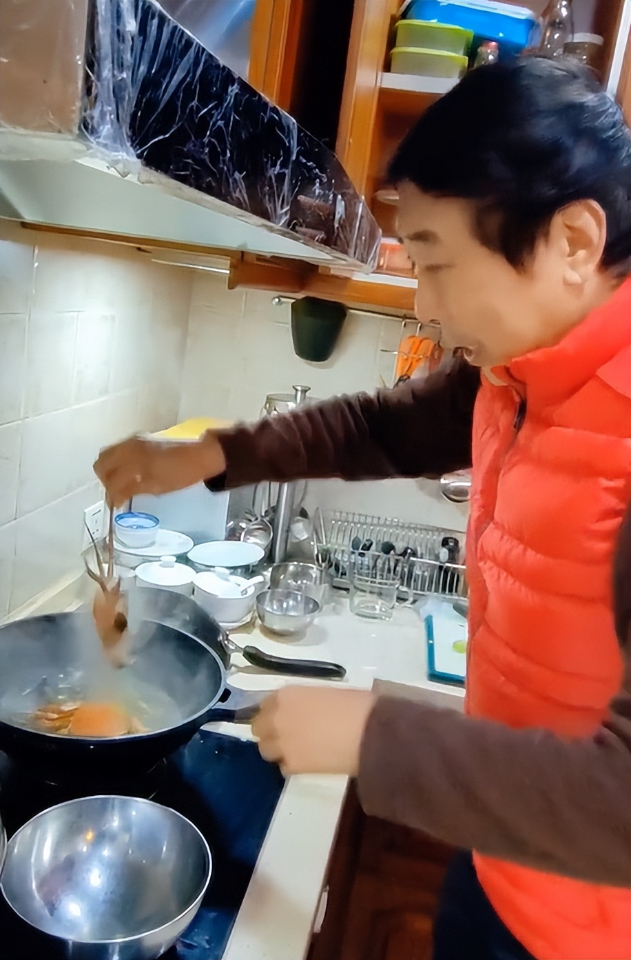 冯巩|64岁冯巩罕见下厨煮螃蟹！徒手下锅不怕烫，门口一堆快递盒太真实