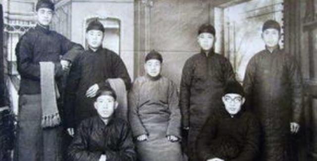 1938年日军想洗劫乔家大院,无意发现门口悬挂一物,立马下令撤退