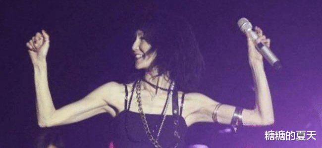 张曼玉|张曼玉久违现身当DJ,穿真空装打碟太飒,郭富城谢霆锋当观众