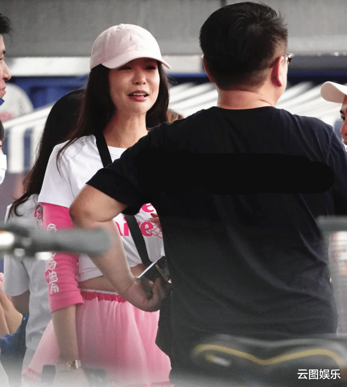 孙芸芸|孙芸芸富豪父亲去世1年!小32岁遗孀穿短裙现身,开心与异性撒娇