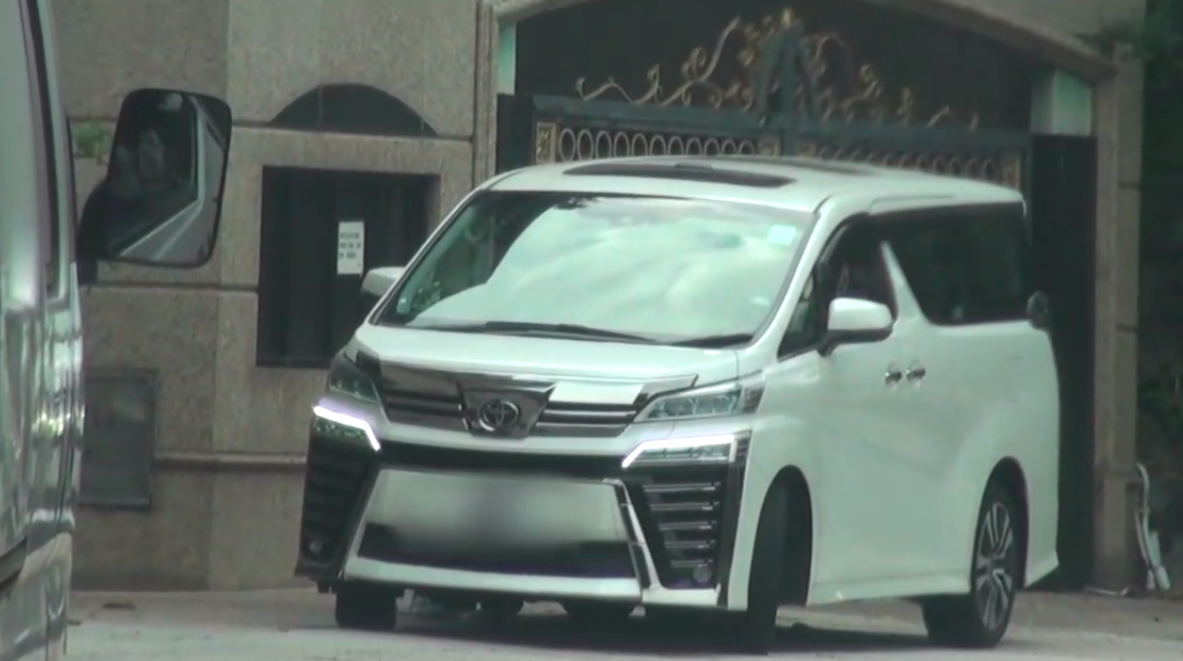 方媛|郭富城大阵仗陪妻出门，乘豪车眉头紧锁，长女身高猛长眼睛似爸