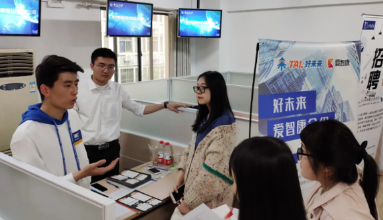 00后|00后初入职场，一组“梗图”对比毕业前后状态，一整个人笑不活了