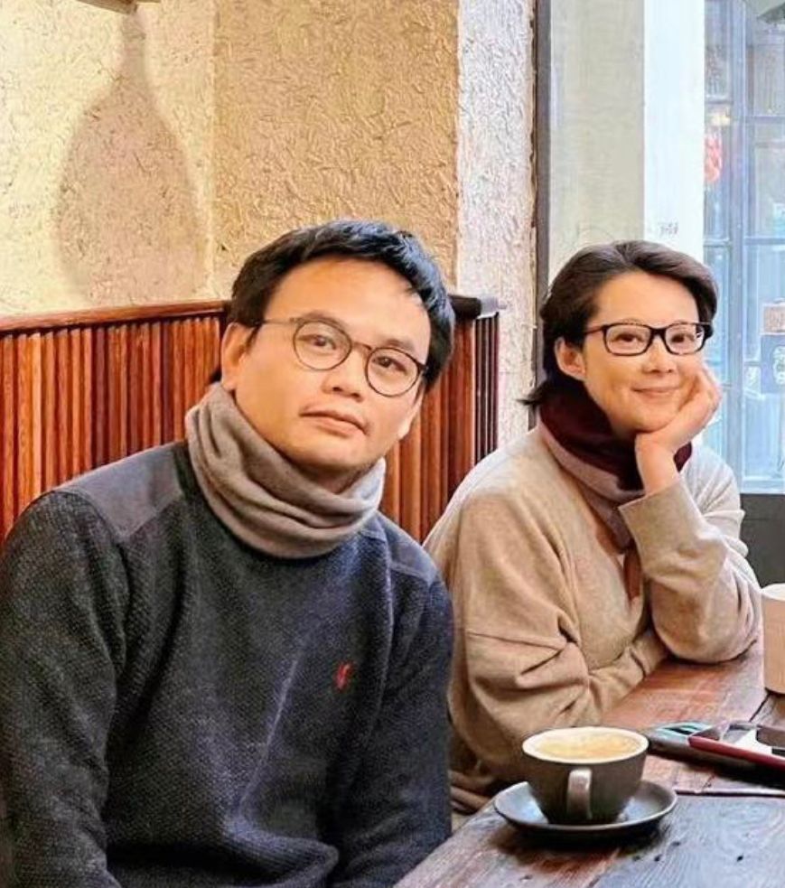 紧身裤 袁立两口子同框，穿米色毛衣配短发有书香气，不像比老公大11岁
