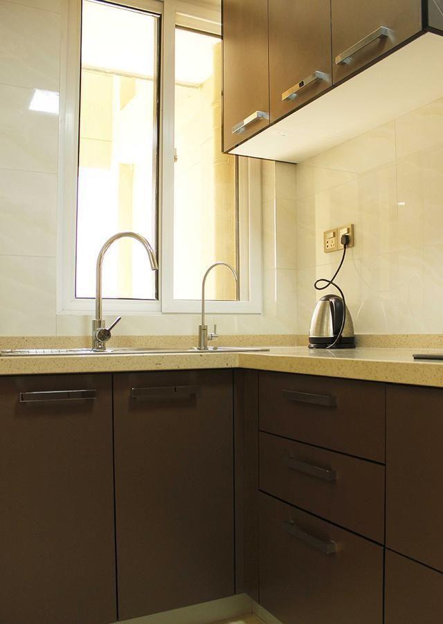 25㎡客厅一分为二，打造榻榻米床，愣是多出间开放式卧房