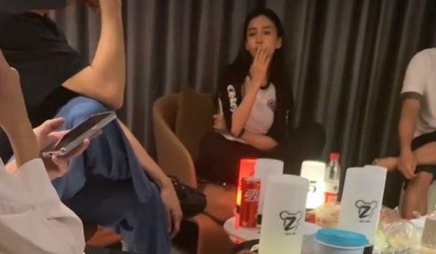 Angelababy|曝baby点多位男模玩游戏，盘腿抽烟动作熟练，每人给3000小费