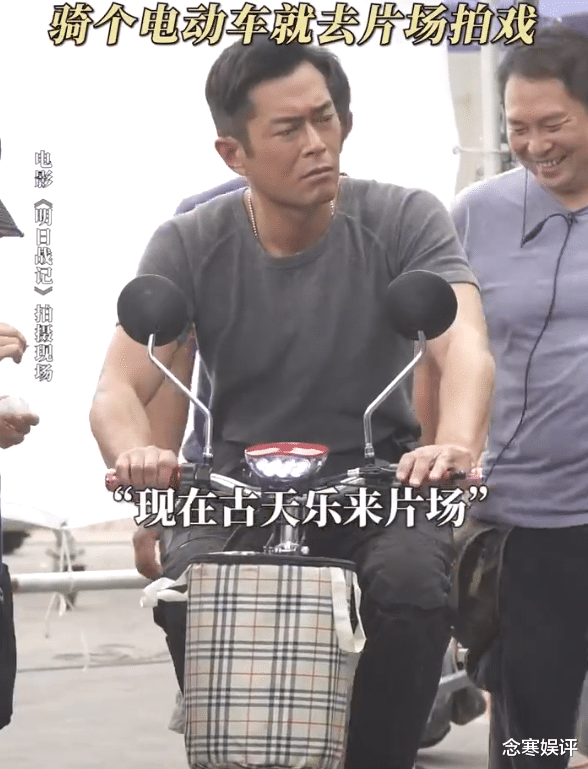 古天乐|52岁古天乐近况被曝光，骑三轮电动车去片场拍戏，身边从不带助理