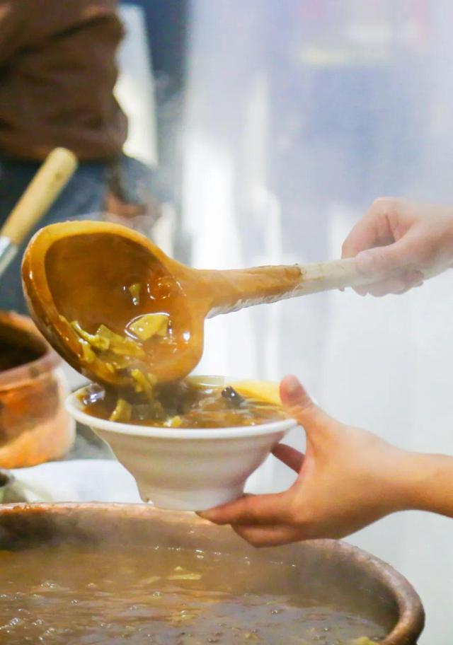 河南“早餐之王”的胡辣汤，为何在南方火不了？网友：全靠穷讲究