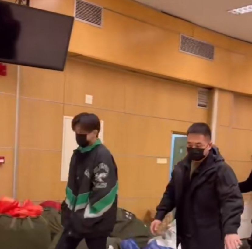 吴宣仪|易烊千玺彩排虎年春晚,穿四年前的外套,再现TFBOYS团魂