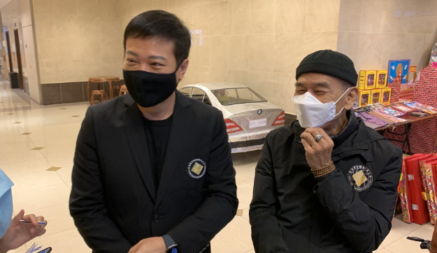 徐忠信|徐忠信葬礼，钱小豪林家栋，为其扶灵柩，众人冒雨送别神色哀伤