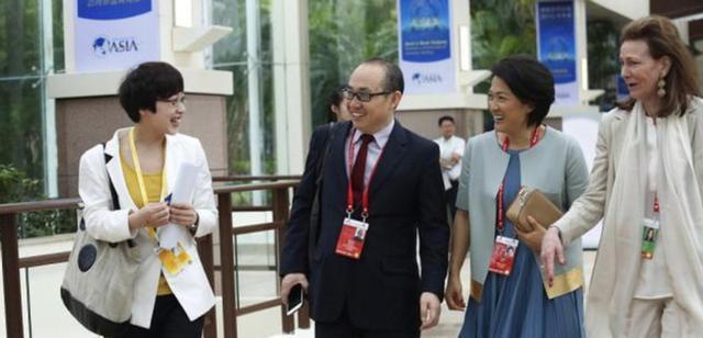 穿衣搭配|潘石屹携妻子现身街头,妻子素颜搭配职业装,一看就是女强人了