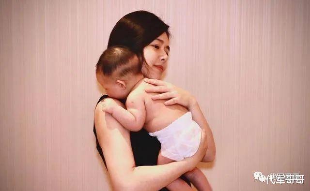 街拍|她是东方卫视美女主持人,曾与程雷相恋多年,如今43岁婚姻很幸福