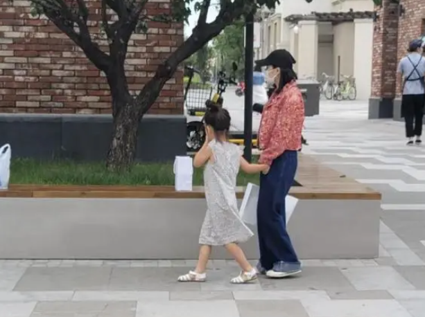 霍思燕|霍思燕与友游环球影城被偶遇，嗯哼长大像爸爸，同行小女孩被打码