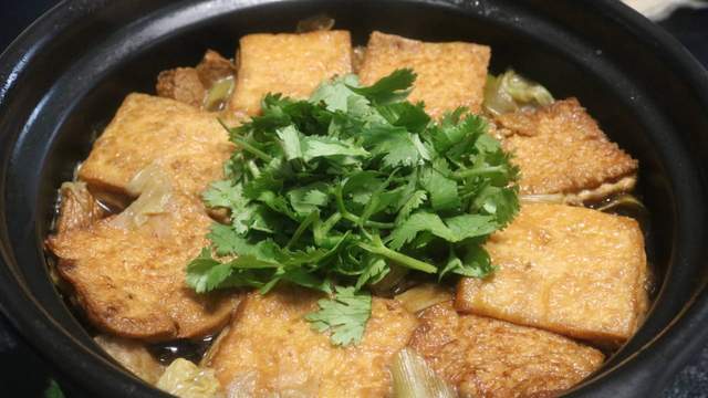 白菜炖豆腐正宗的做法，教你1个秘制配方，出锅挑食小孩都抢吃光