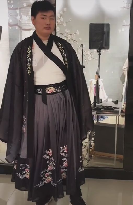 朱单伟|朱单伟首次穿和服，表情腼腆不敢看镜头，网友调侃像阿斗