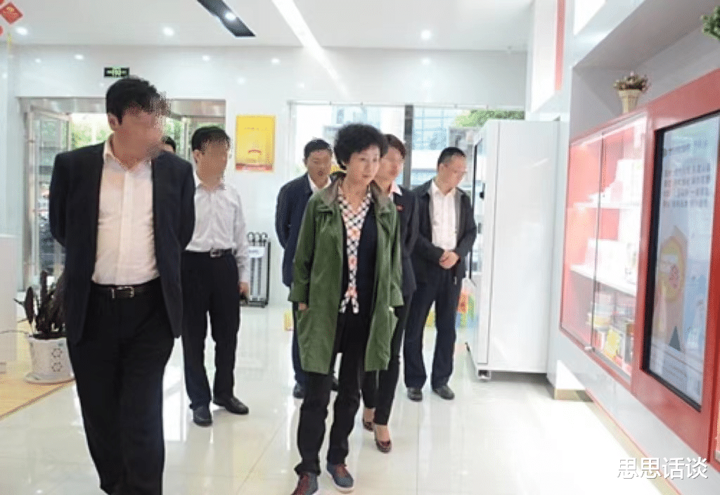 青海女巨贪密室被查,满柜奢侈品和金条,丈夫看一半受不了要走!