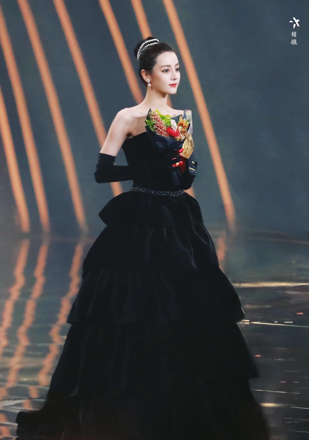 迪丽热巴|迪丽热巴赫本风造型直接封神！