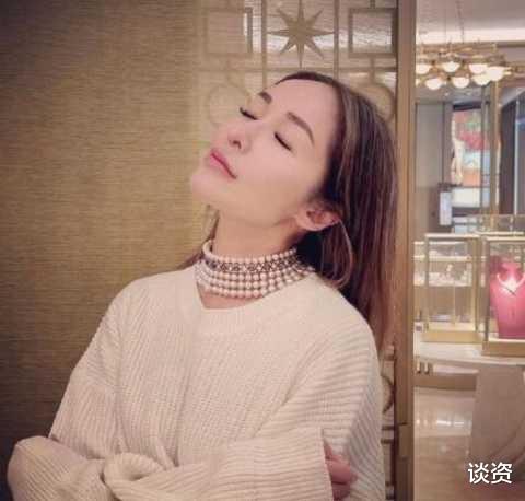 萧亚轩|42岁萧亚轩公开伤情，眼神迷离涣散，右脸明显凹陷触目惊心