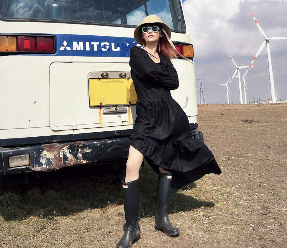 张嘉倪|张嘉倪现身街头疑醉酒!全程摇摇晃晃走不稳,穿露脐装大秀腰肢