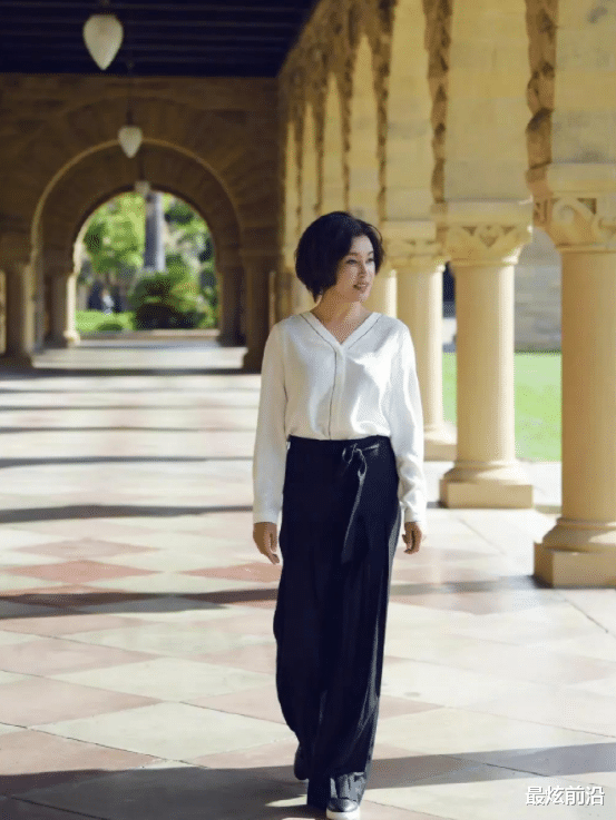 穿衣搭配|刘晓庆和老公同框!11岁之差像隔辈人,一个风韵犹存一个老态明显