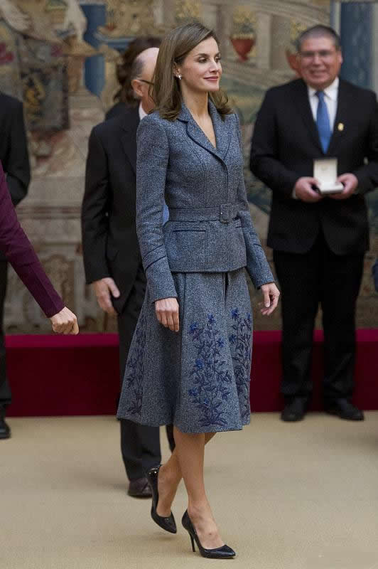 西班牙王后穿灰色外套配酒红裤装大气高贵，成中年女士的穿搭范本