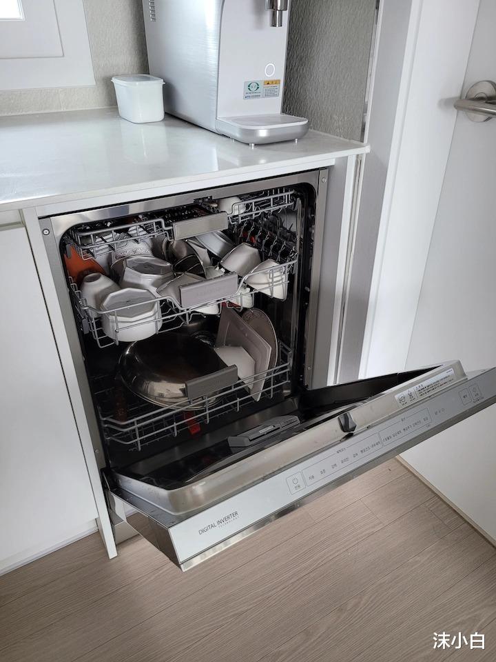 7年夫妻的99平新家,白色客厅、大红色卧室,捏了一把冷汗!