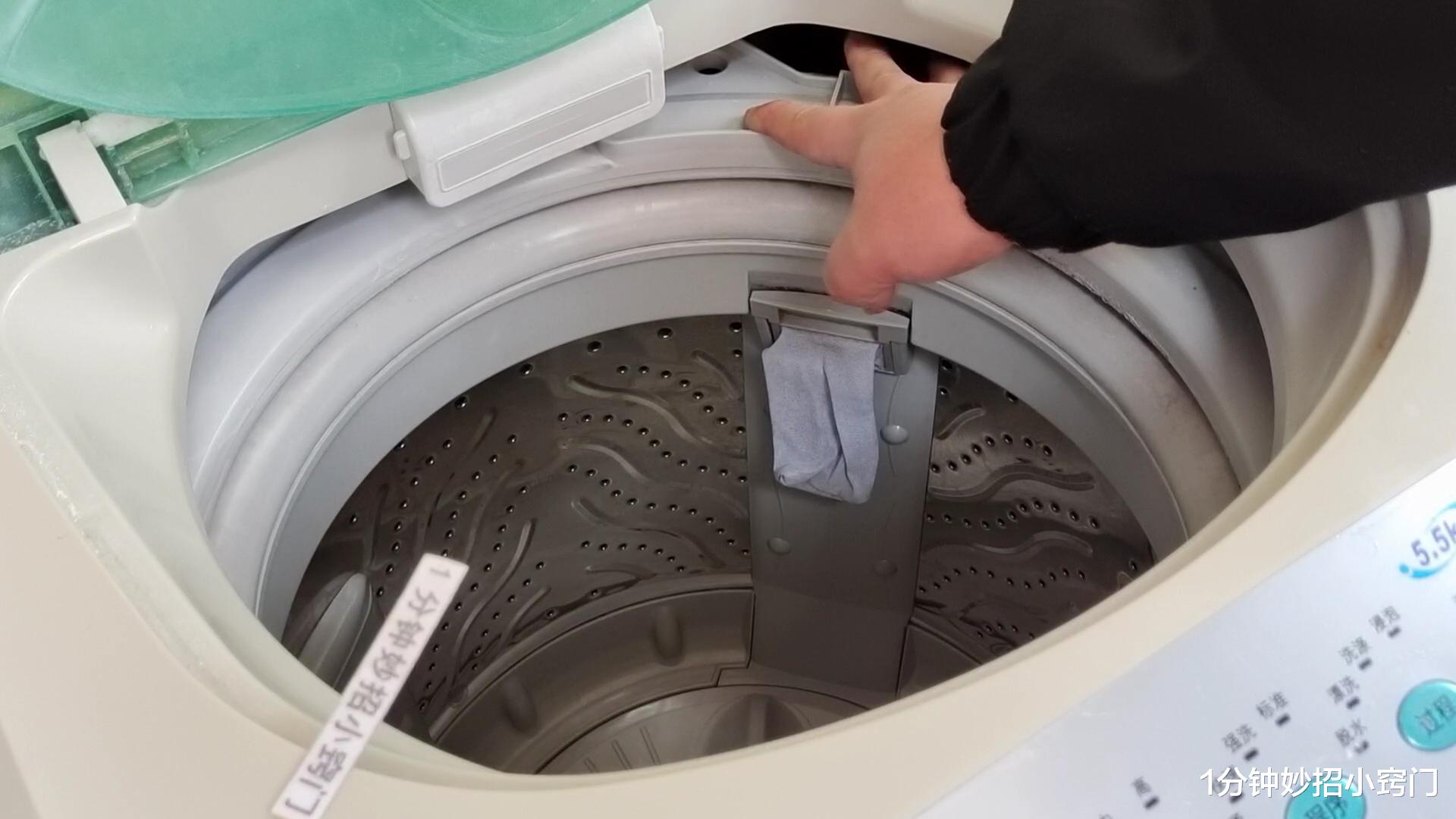 洗衣机里面很脏，撒上一把，多脏的洗衣机都洁净如新，都回家试试