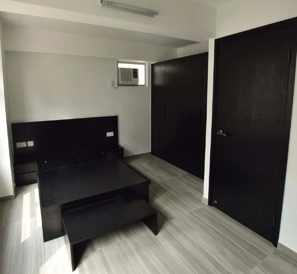 他独居香港46㎡小家,将全屋装修成极简黑色系,网友吐槽:太压抑