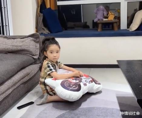 四川5岁甜妞参加摩托车活动,快速压弯令观众惊呼:反差也太大了