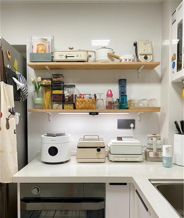 无论厨房大小，瓶瓶罐罐别往灶台摆，教你正确方法，干净又高级