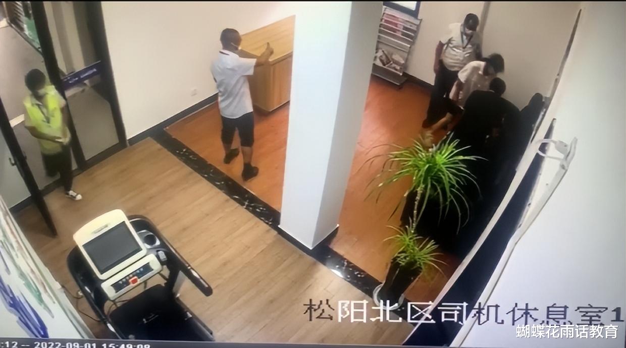 男子冲进女厕救人，被质疑居心不良：你心里健康，人才能健康