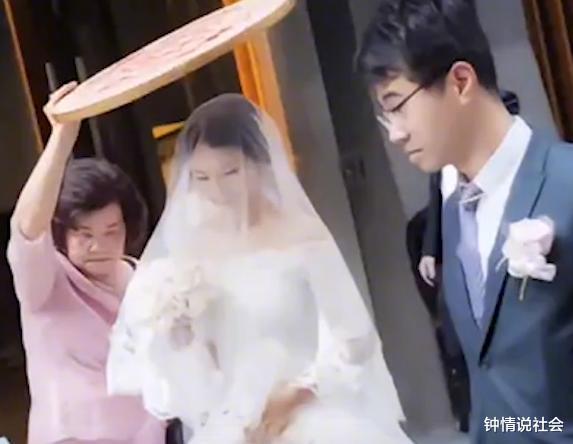 广东一女子带45万外债和女儿嫁头婚男,被宠成女儿:又相信爱情了