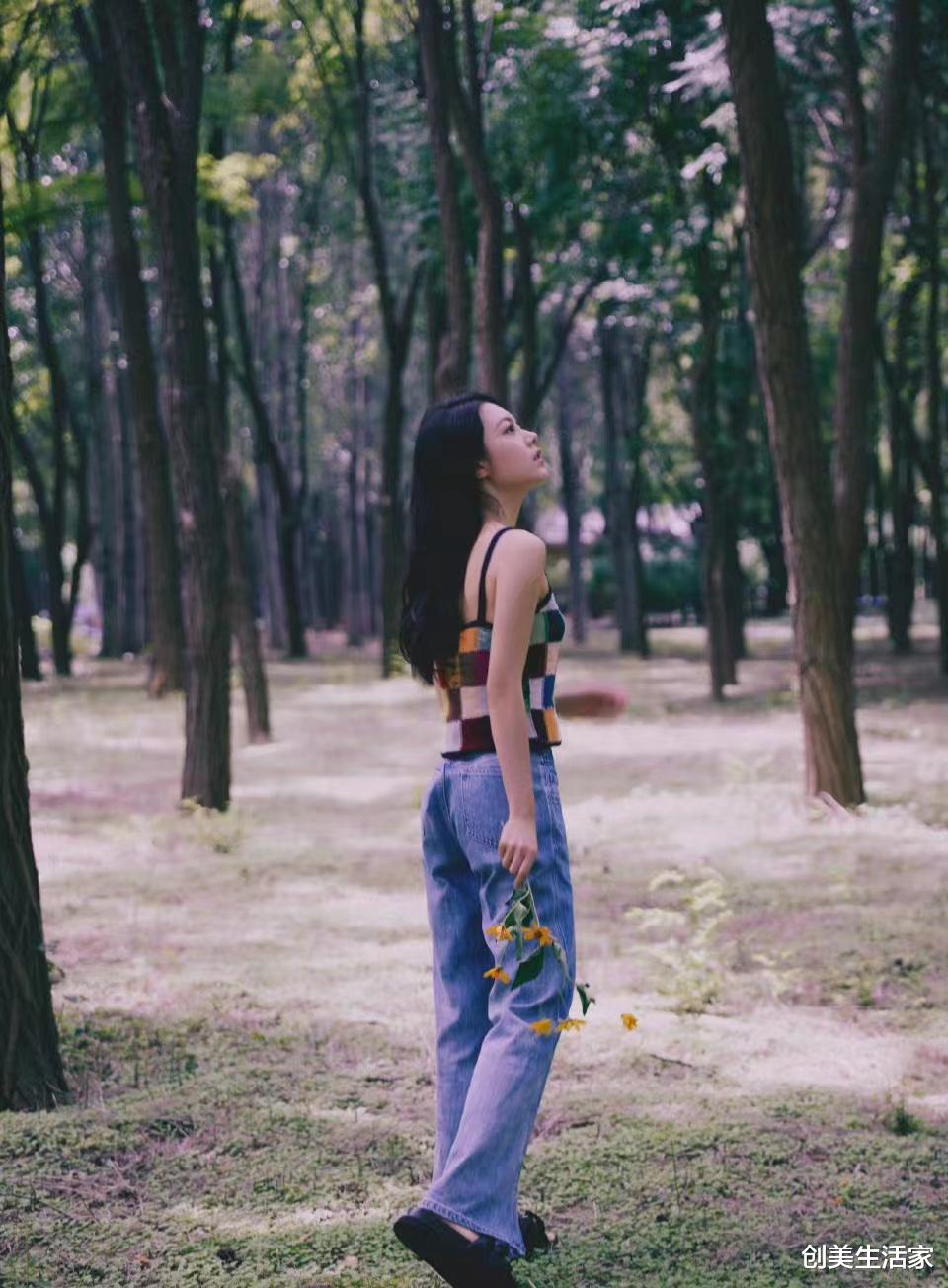 赵今麦穿彩色格子吊带配牛仔裤,林间拍写真,文艺少女清凉十足